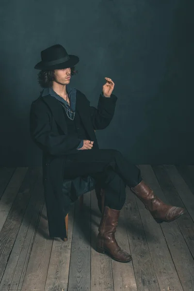 Uomo con cappello e cappotto fumante — Foto Stock