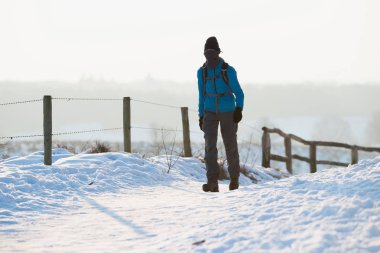 yolda yürüyen adam