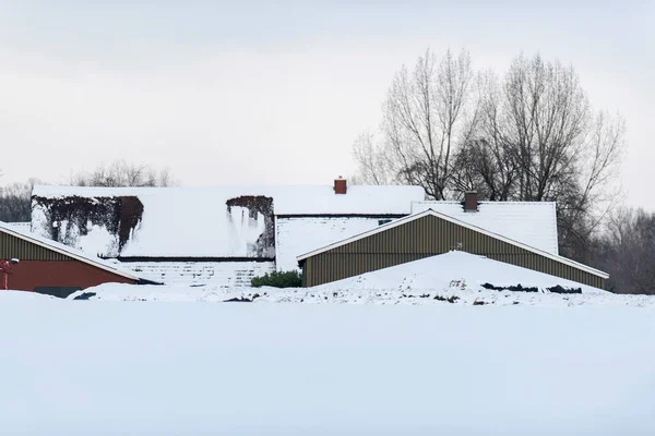 Dům pokrytý sněhem — Stock fotografie