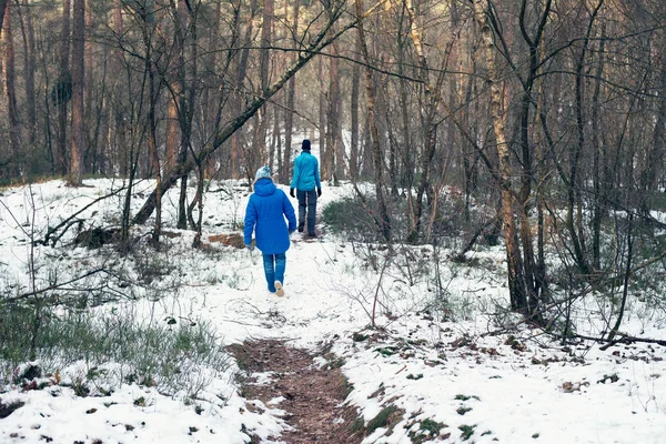 Man en vrouw wandelen in het bos — Stockfoto