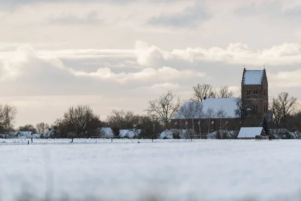 Oud-Hollandse dorp met kerktoren — Stockfoto