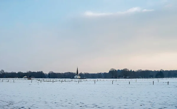 Зимний пейзаж с белой часовней — стоковое фото