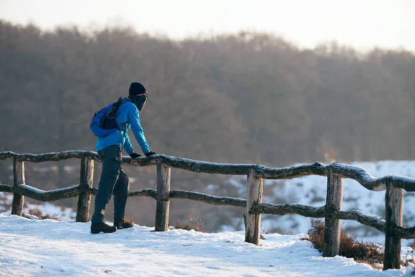 Hiker resting at fence — Stock Photo, Image