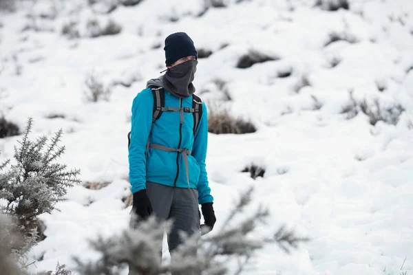 Wandelaar in besneeuwde landschap. — Stockfoto