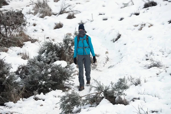 Wandelaar in besneeuwde landschap. — Stockfoto