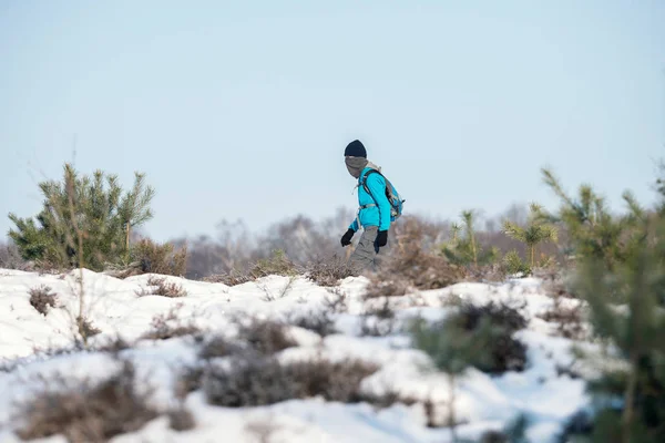 Homem caminhando na natureza nevada — Fotografia de Stock