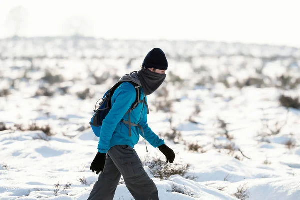 Турист в снежном зимнем пейзаже — стоковое фото