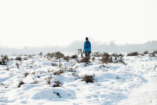 Wandelaar in het besneeuwde winterlandschap — Stockfoto