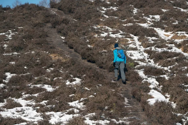 Man walking uphill — Stock Photo, Image