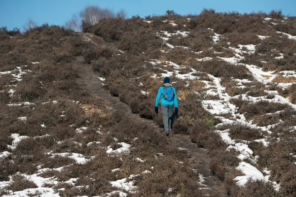 Man walking uphill — Stock Photo, Image