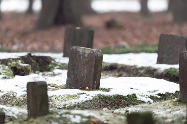 Grabsteine auf Friedhof im Schnee. — Stockfoto