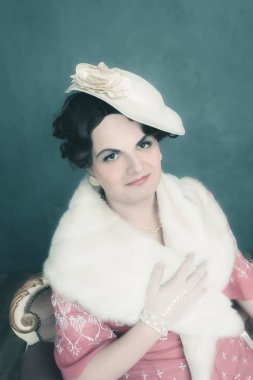 Transseksüel kadın kanepede oturuyordu.