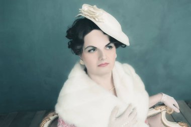 Transseksüel kadın kanepede oturuyordu.