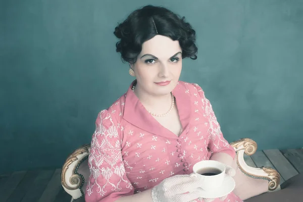 차 한잔 들고 하는 트랜스 젠더 여성 — 스톡 사진