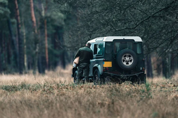 Guardabosques con jeep en campo —  Fotos de Stock