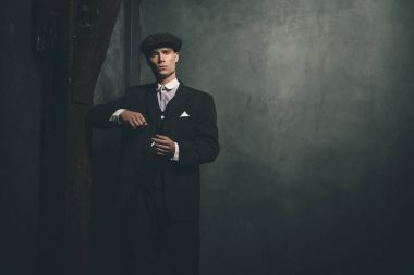 Sigarayla ayakta gangster