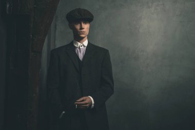 Sigarayla ayakta gangster