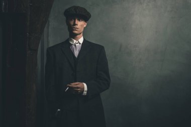 Sigarayla ayakta gangster