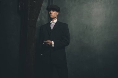 Sigarayla ayakta gangster