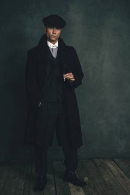 ceket ve holding sigara gangster