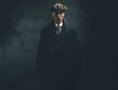 Gangster dumanlı odada.