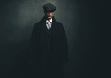 Gangster düz kapak ve siyah ceket ile