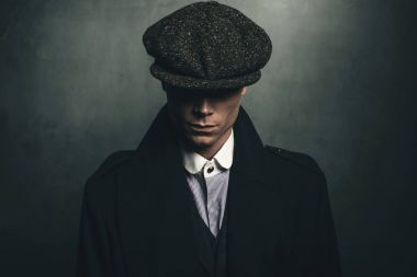 Düz kapak ile İngiliz gangster