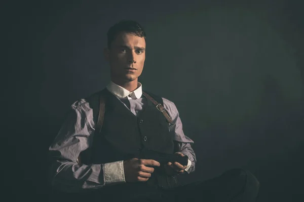 Gangster sitting with gun. — Stock Photo, Image