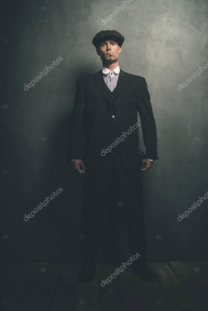 Uomo Maturo Vestito Come Gangster Inglese Degli Anni 20 Fotografia