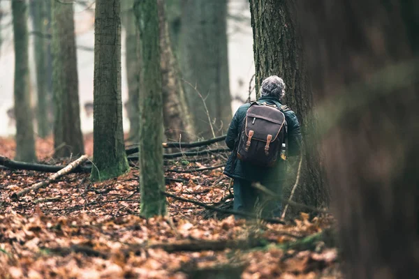 Homme avec sac à dos entre les arbres — Photo