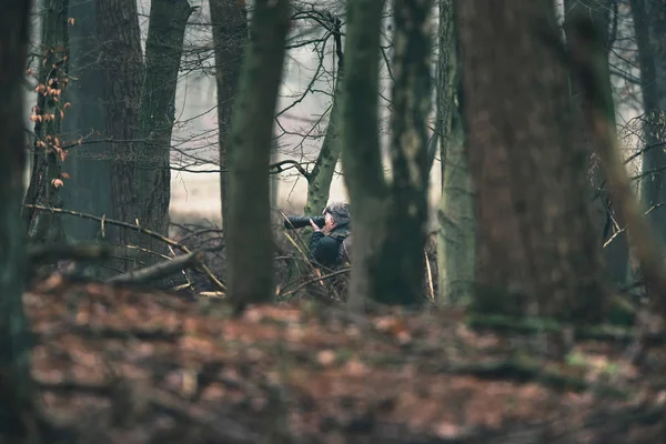 Homem com mochila entre árvores — Fotografia de Stock
