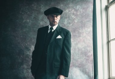 Gangster pencere yanında ayakta