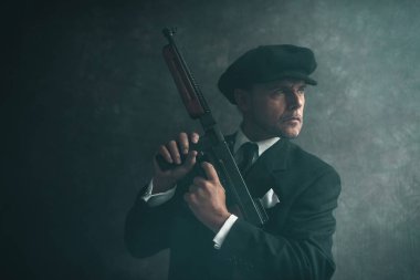 Gangster silahla durmuyor.