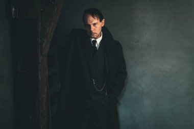 Ahşap direk karşı ayakta gangster