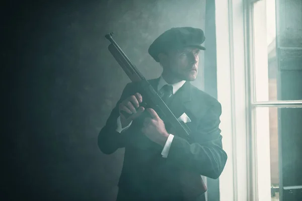 Gangster steht mit Waffe vor Fenster — Stockfoto