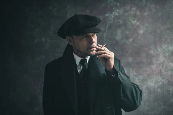 Gangster raucht Zigarette — Stockfoto