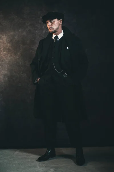 Gángster con abrigo y gorra plana — Foto de Stock