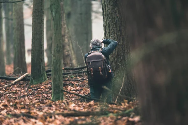 Homem com mochila entre árvores — Fotografia de Stock
