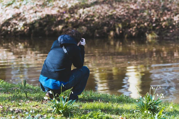 Woman photographing nature — Stock Photo, Image