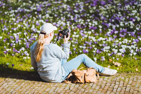 Femme prenant des photos de crosses — Photo