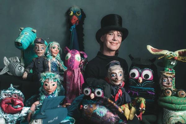 Marionnettiste entre marionnettes artisanales . — Photo