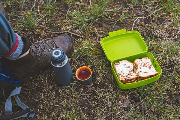 Shoe of hiker with thermos and lunch box — Stock Photo, Image