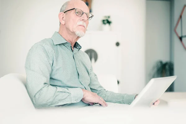 Fundersam man med laptop — Stockfoto