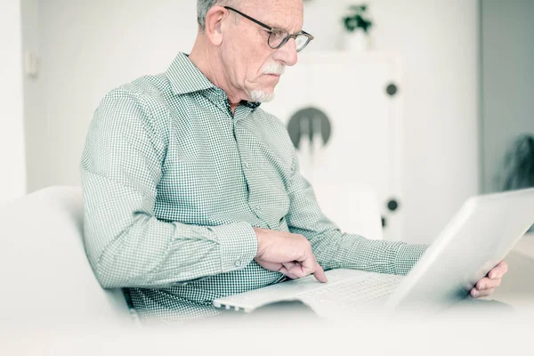 Homem sênior trabalhando com laptop — Fotografia de Stock