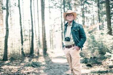 Hasır şapka ve kot ceket fotoğrafçı 