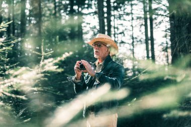 Kamera ile üst düzey erkek turist