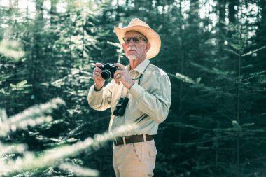 Emekli adam kamera ve dürbün