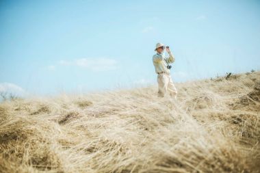 Erkek turist dürbün ile seyir.