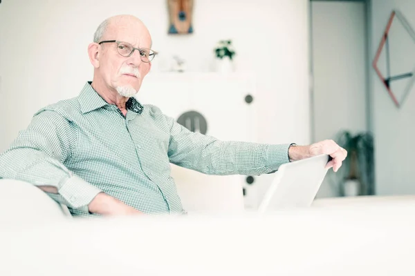 Senior man met laptop — Stockfoto