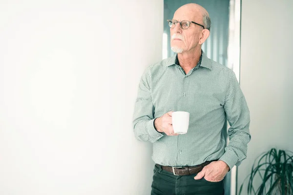 Старший мужчина делает перерыв на кофе — стоковое фото